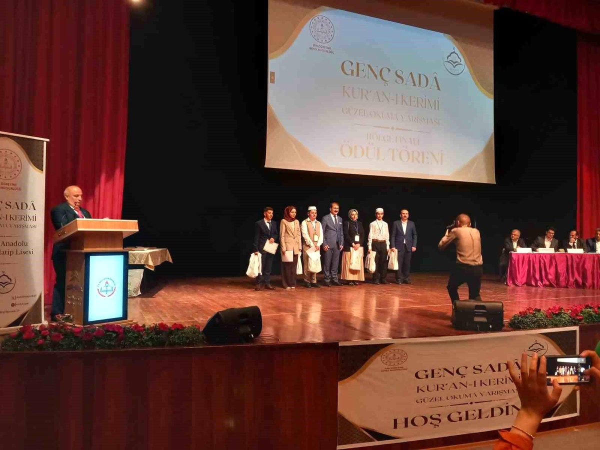 Posof Aşık Sabit Müdami Anadolu İmam Hatip Lisesi Öğrencisi Furkan Tamparlak, Kur\'an-ı Kerim Okuma Yarışmasında Ardahan\'ı Temsil Etti