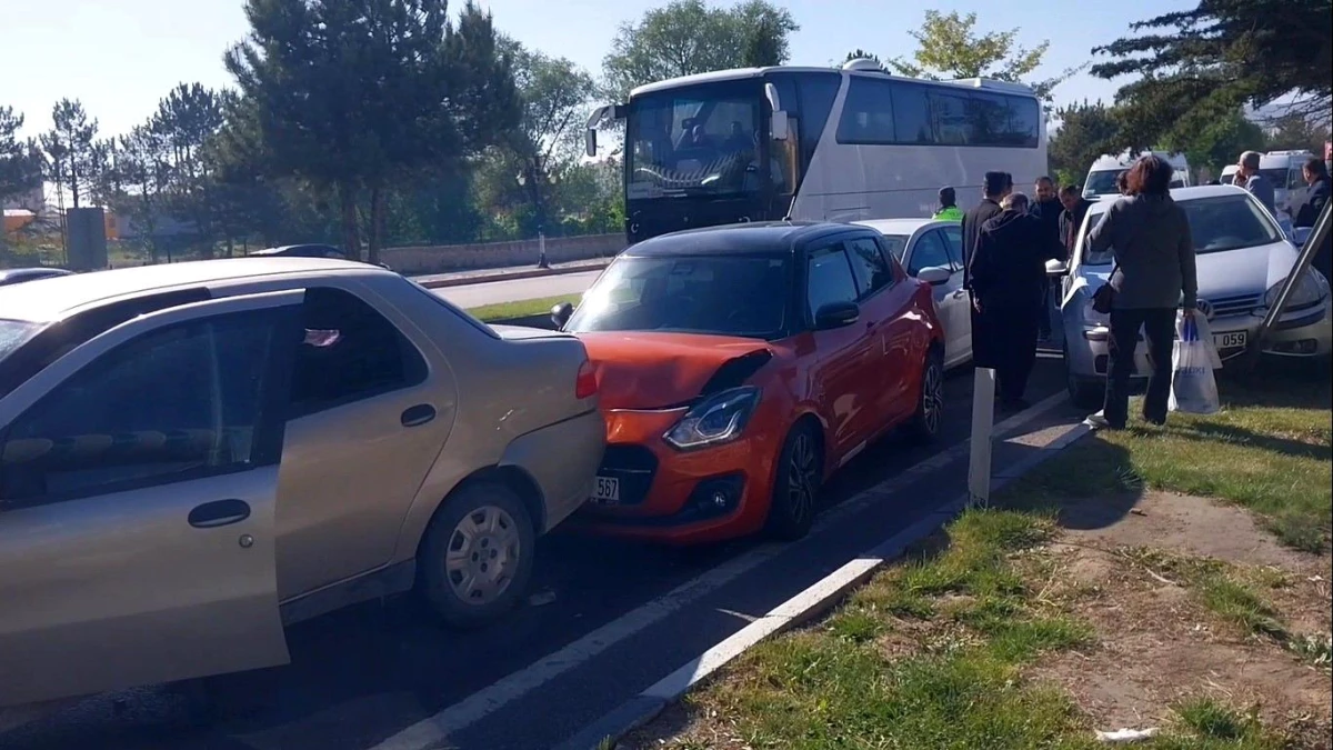 Kütahya\'da 9 aracın karıştığı zincirleme trafik kazasında 1 kişi yaralandı