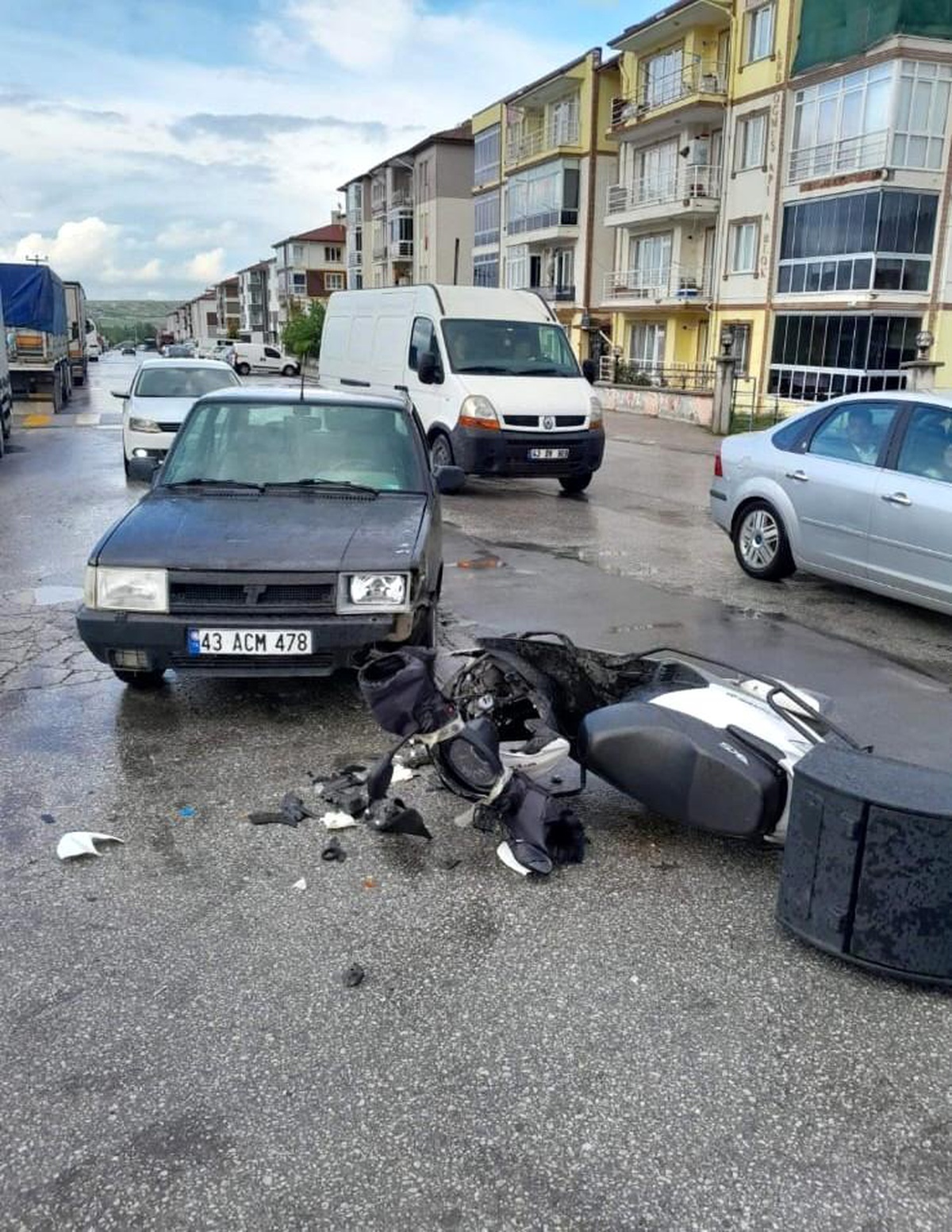 Kütahya\'da otomobil ile motosiklet çarpıştı: 1 yaralı