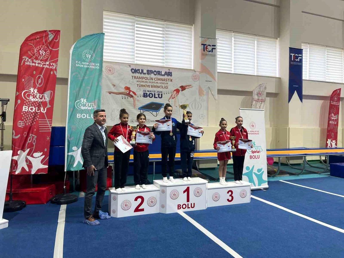 Spil Ortaokulu Trampolin Cimnastik Takımı Türkiye Üçüncüsü Oldu