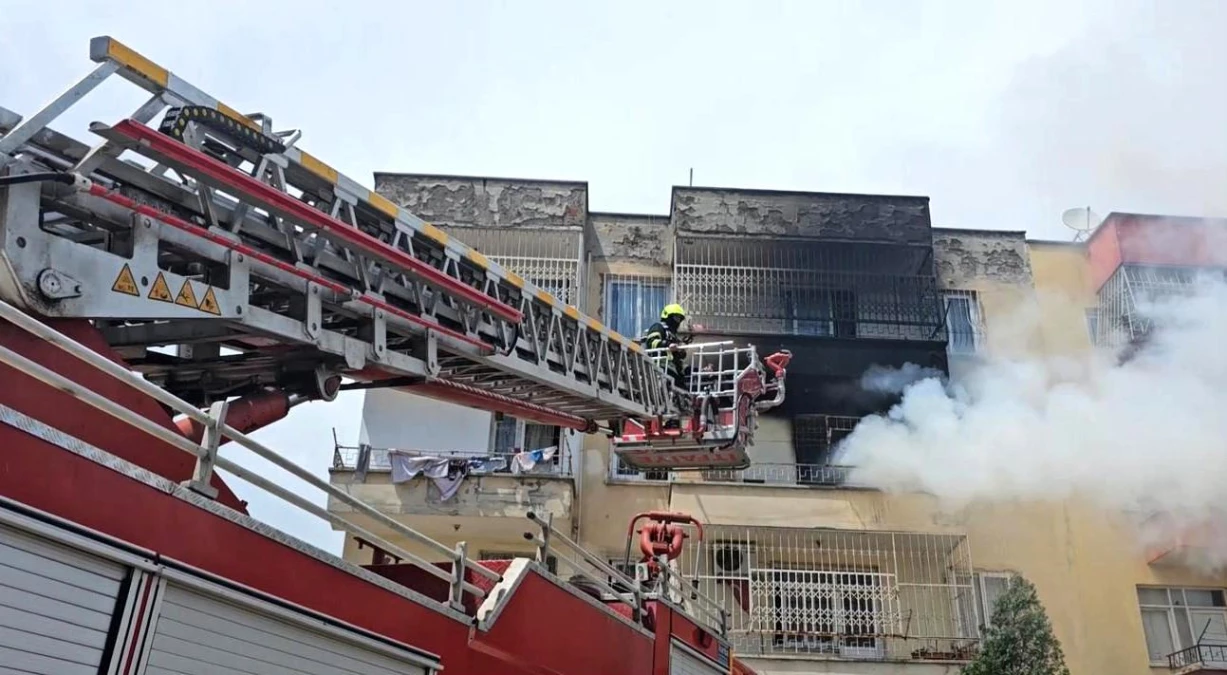 Mersin\'de 4 Katlı Binada Çıkan Yangın Söndürüldü