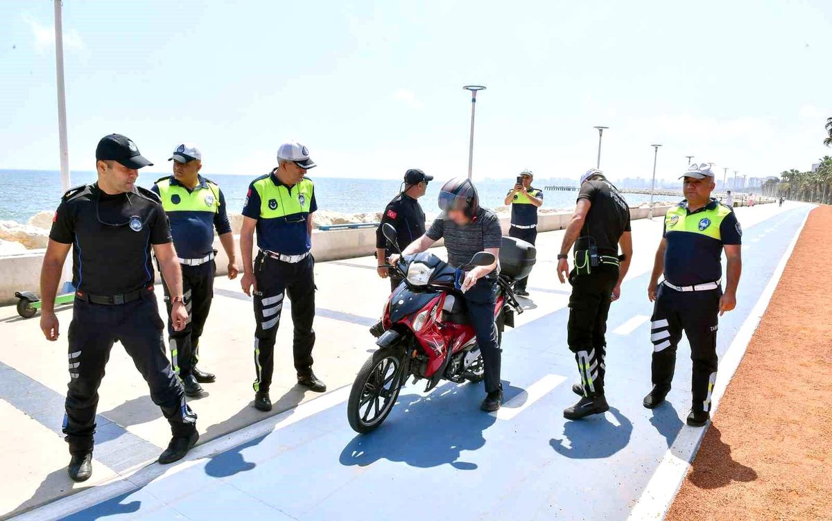 Mersin\'de Zabıta Ekipleri Yaya ve Bisiklet Yollarında Denetim Yaptı
