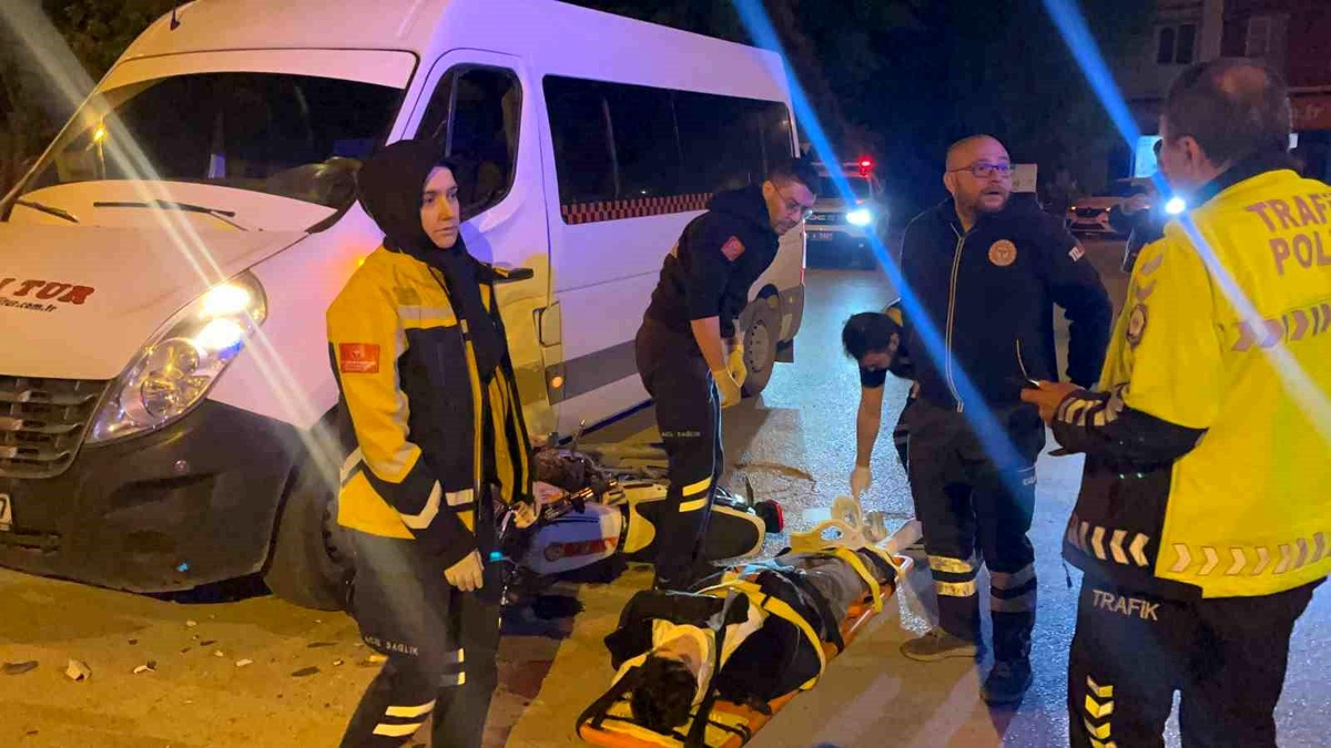 Eskişehir\'de Servis Minibüsüne Motosiklet Çarptı: 2 Yaralı