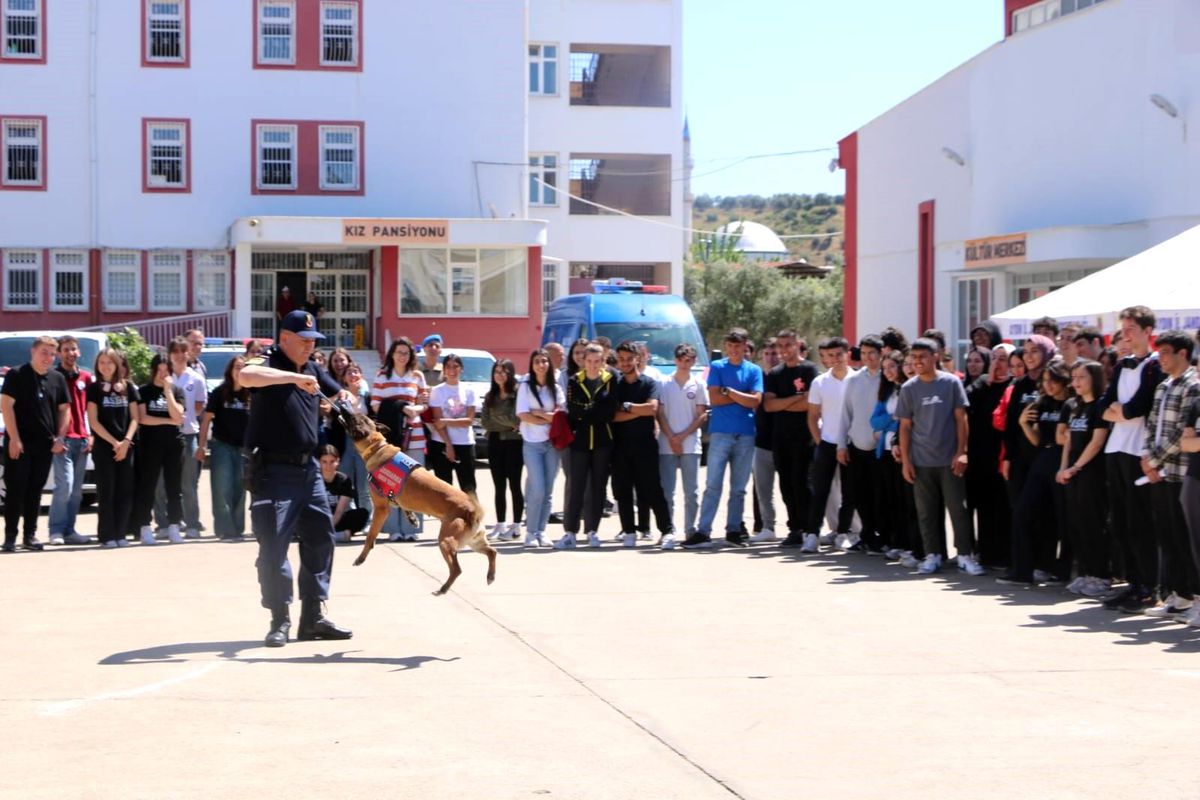 Aydın\'da Jandarma Tanıtım Faaliyetleri Öğrencilerin Yoğun İlgisiyle Devam Ediyor
