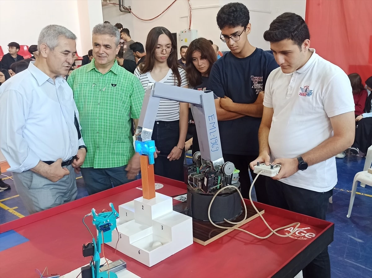 Osmaniye\'de öğrencilerin tasarladığı robotların yer aldığı yarışma düzenlendi