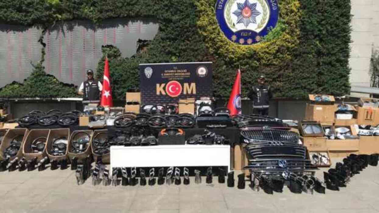 Oto yedek parça kaçakçılarına operasyon! Ele geçirilenlerin piyasa değeri 90 milyon TL Oto yedek parça kaçakçılarına operasyon! Ele geçirilenlerin piyasa değeri 90 milyon TL