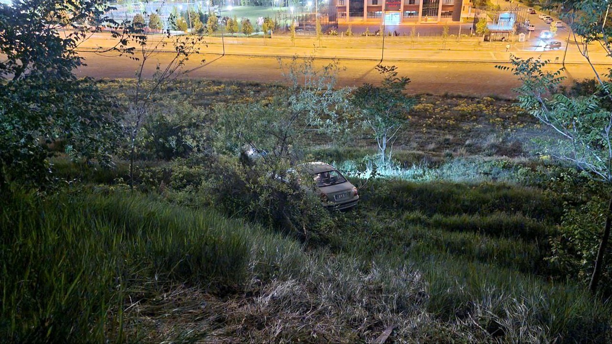 Kayseri\'de park halindeki otomobil yamaçtan aşağıya uçtu