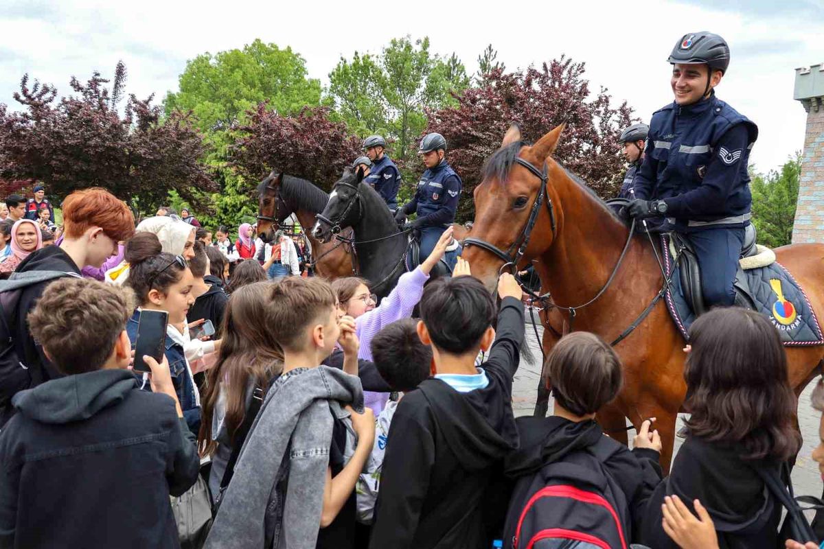 Eskişehir\'de Atlı Jandarma Takımları Halkın Yoğun İlgi ve Sevgisiyle Karşılandı