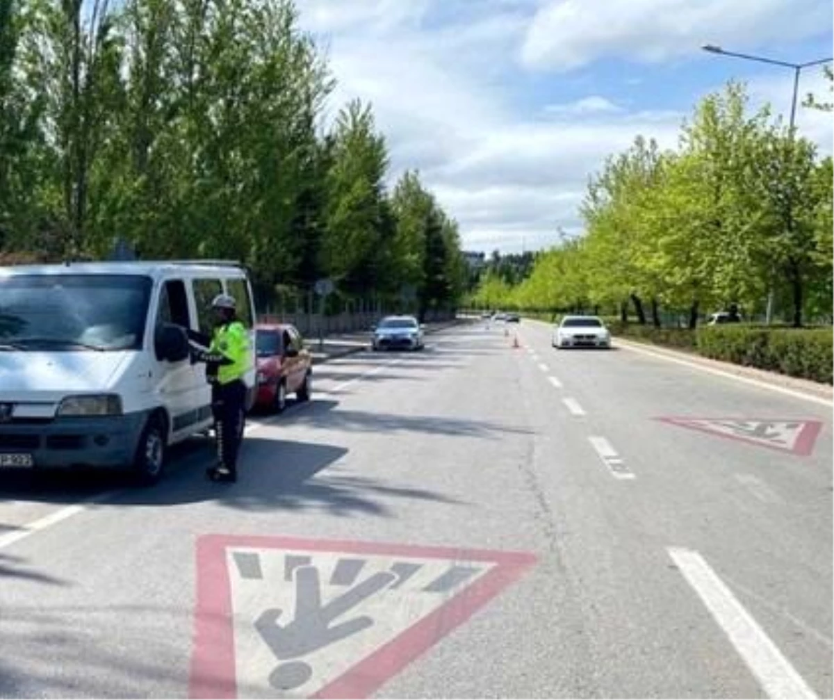 Eskişehir\'de trafik denetimlerinde 14 bin 28 araç kontrol edildi, 4 bin 938 araca ceza yazıldı
