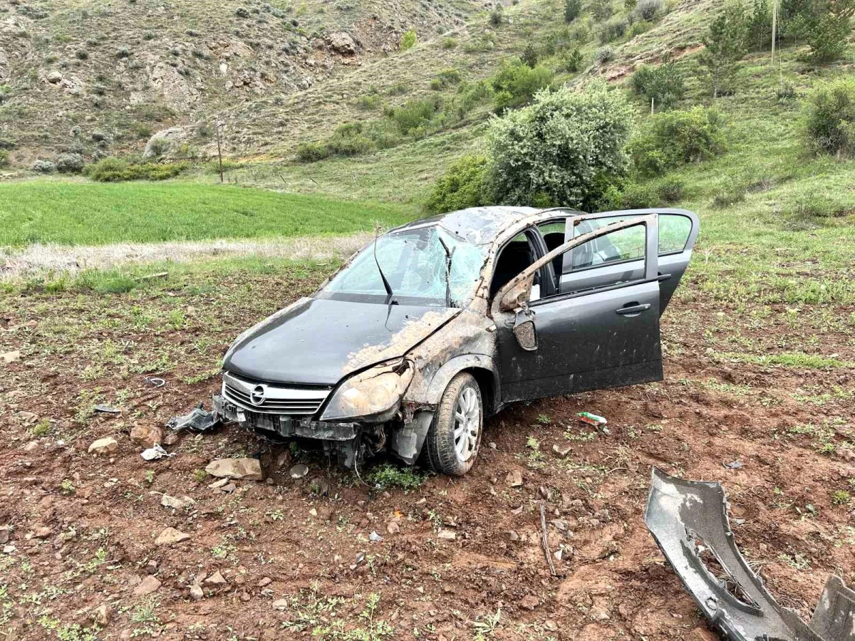 Polislik sınavına girebilmek için Elazığ\'dan Sivas\'a gelen genç kontrolü kaybettiği aracıyla 5 takla attı