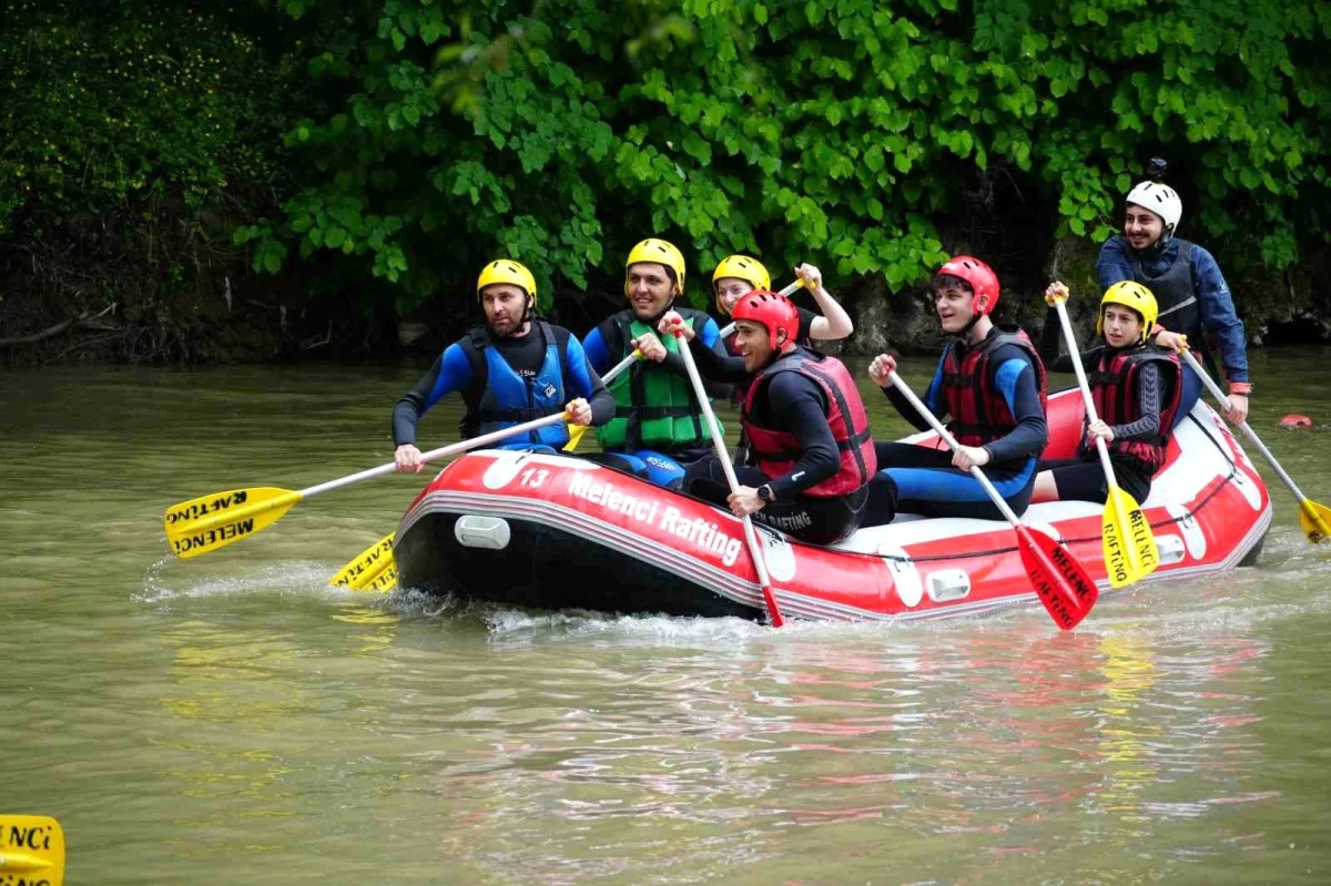 Düzce Belediyesi Gençlik ve Spor Hizmetleri Müdürlüğü Rafting Organizasyonu Düzenledi