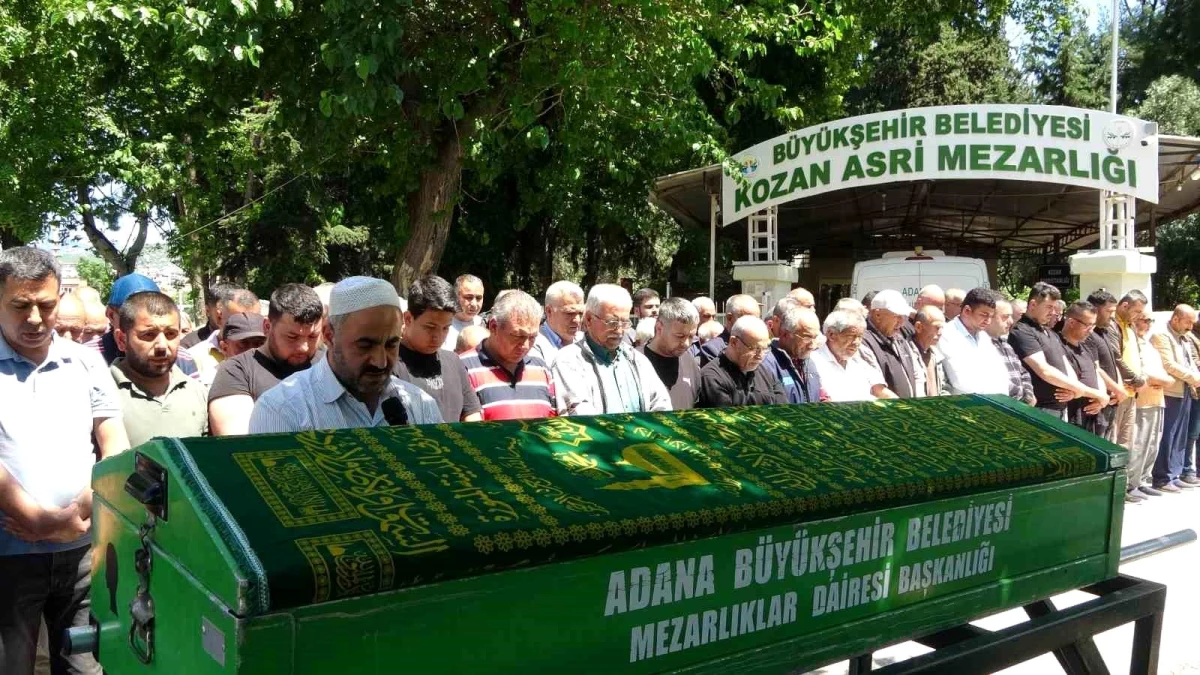Adana\'da Kalp Krizi Geçiren Yaşlı Adam Toprağa Verildi, Oğlu Cenaze Töreninde Gözaltına Alındı