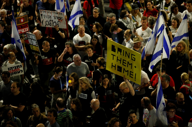 Tel Aviv'de binlerce kişi ateşkes için sokaklara döküldü: Ya kabul edin ya da sokakları yakarız