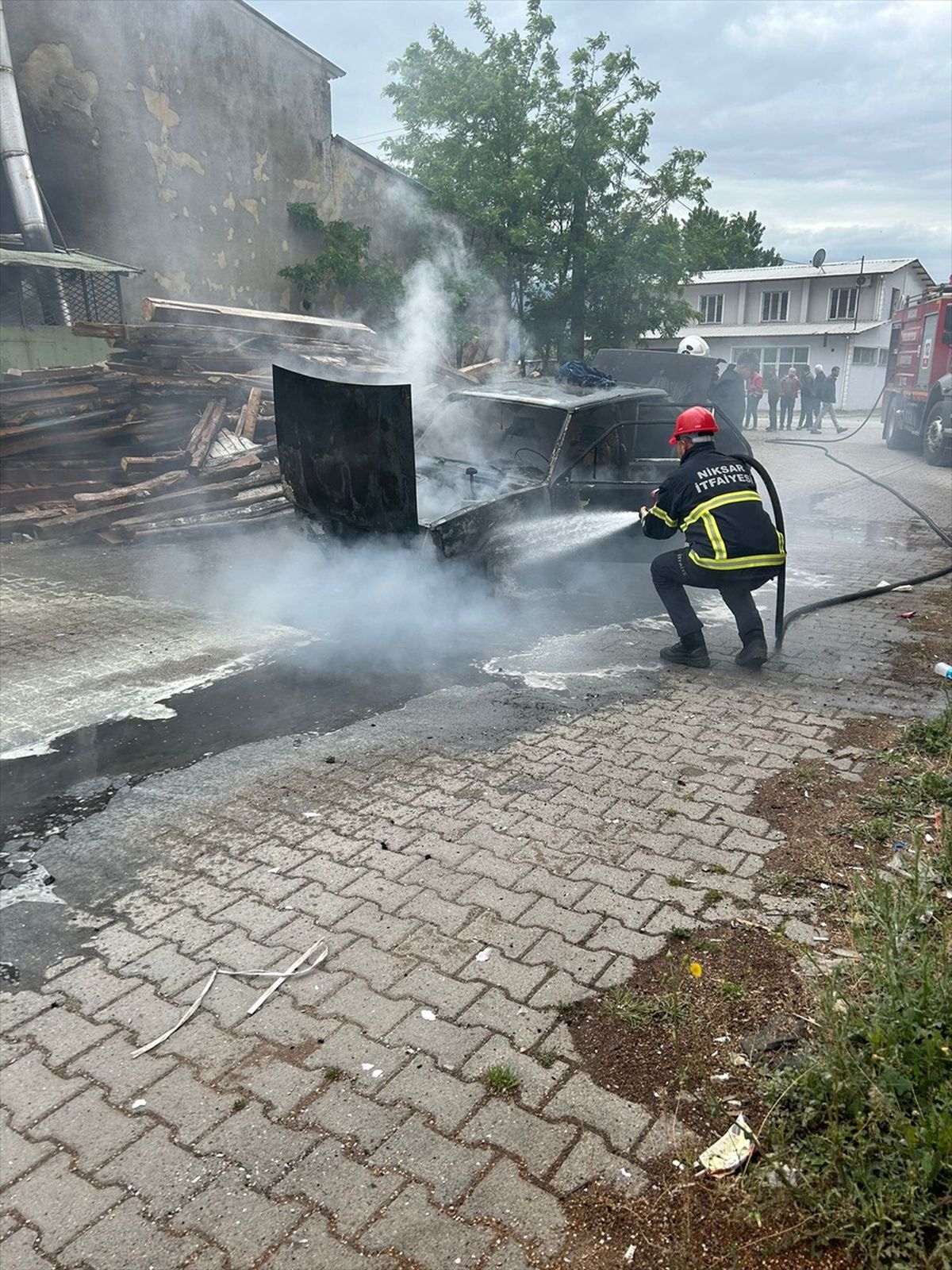 Tokat\'ın Niksar ilçesinde otomobilde çıkan yangında hasar meydana geldi