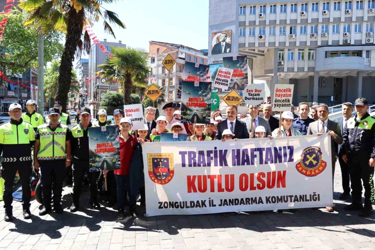 Zonguldak\'ta trafik haftası kutlamasına kırmızı düdük dağıtıldı