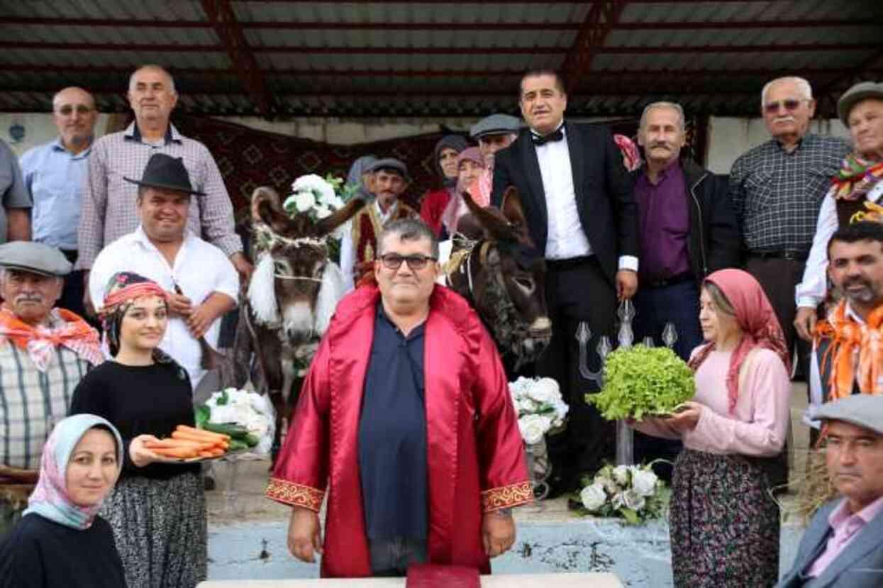 Türkücü Aydın Aydın, 'Nesli tükenmesin' diye eşeklere sembolik nikah kıydı