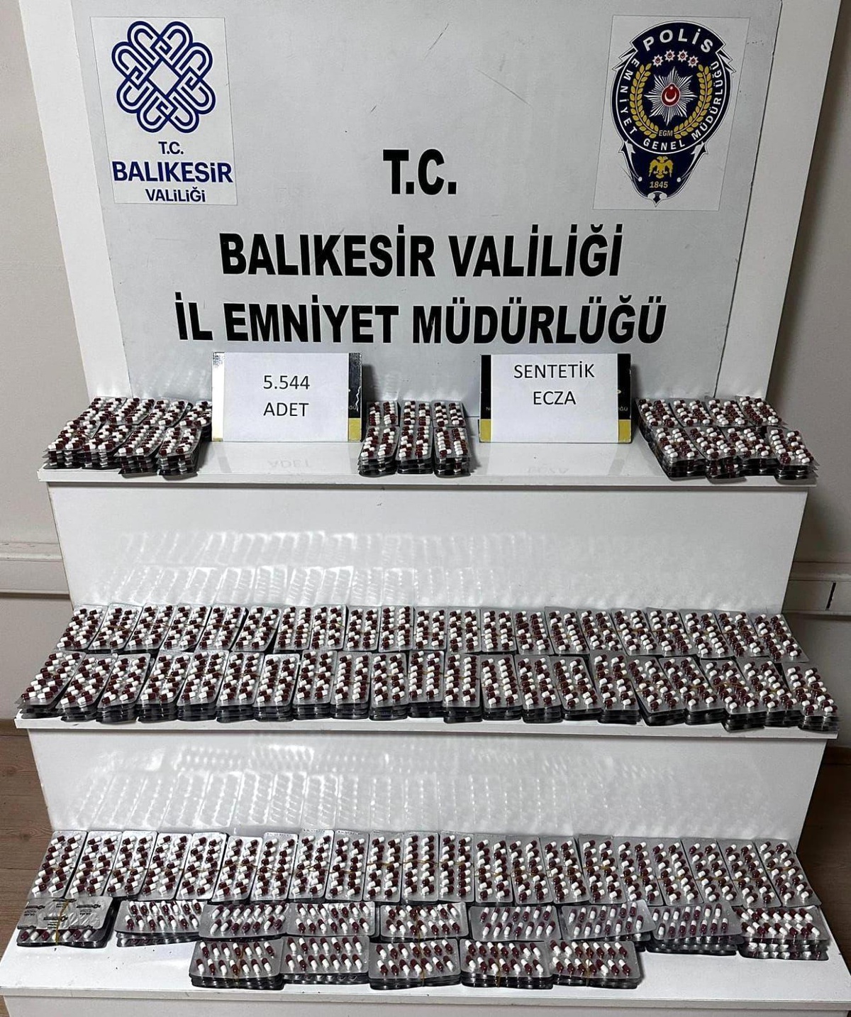 Balıkesir\'de yapılan operasyonda uyuşturucu ticareti yapan 2 şüpheli gözaltına alındı