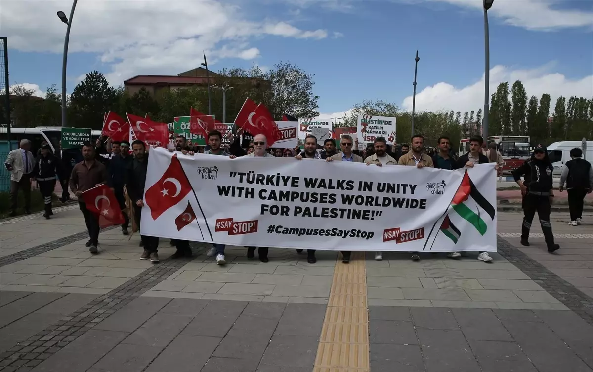 Van YYÜ\'de İsrail\'in Gazze\'ye saldırılarını protesto yürüyüşü düzenlendi