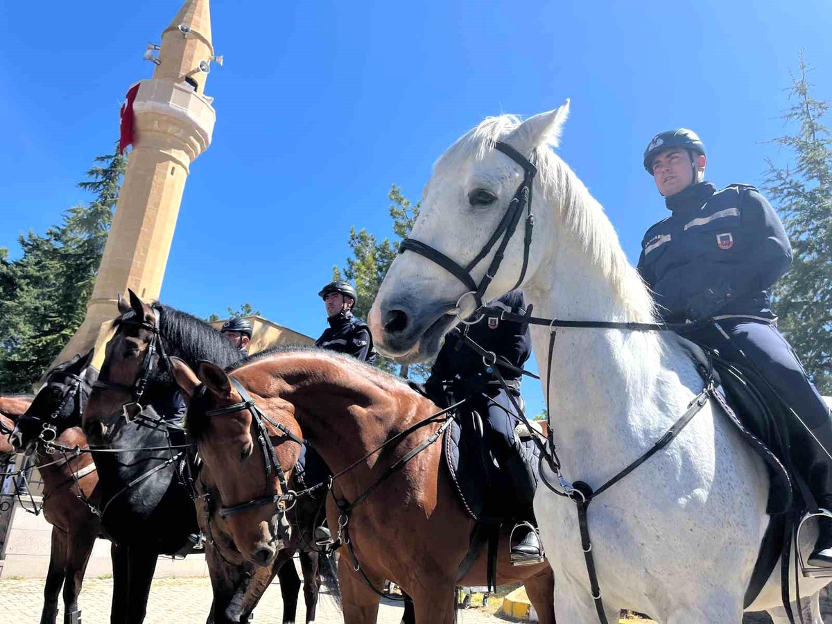 Yunus Emre Külliyesi ve Türbesi\'nde Atlı Jandarma Ekipleri Yoğun İlgiyle Karşılandı