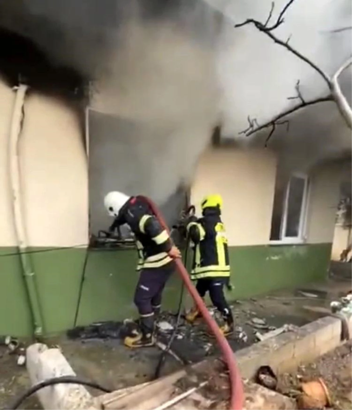 Mersin Erdemli\'de 3 Katlı Binada Çıkan Yangın Söndürüldü