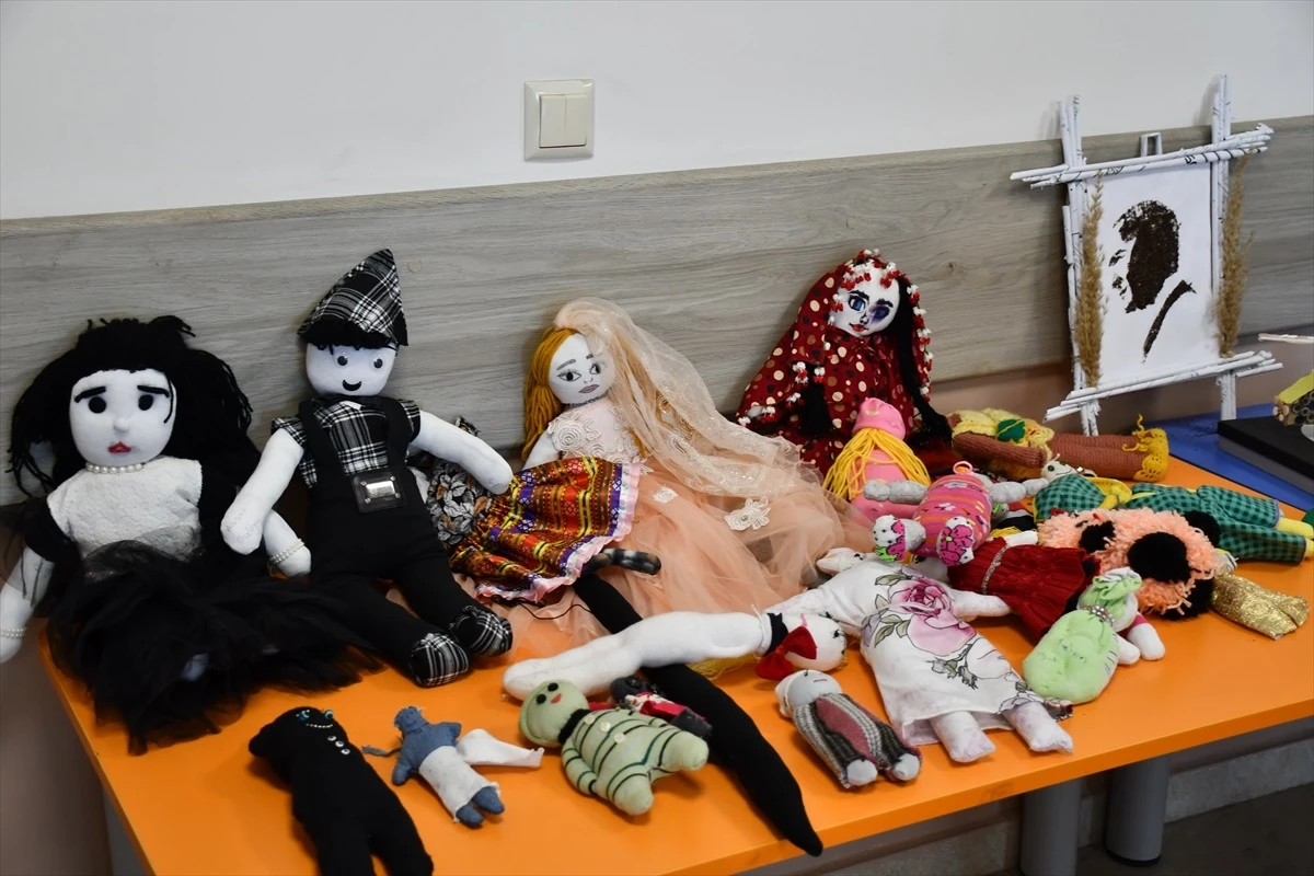 Adana\'da İlkokul Öğrencileri Atık Malzemelerle Yaptıkları Ürünleri Sergiledi