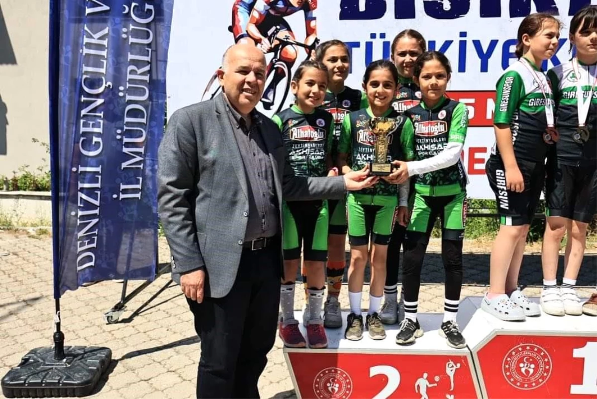 Akhisar İlçe Spor Kulübü U12 kız takımı Türkiye Kupası'nda ikinci oldu