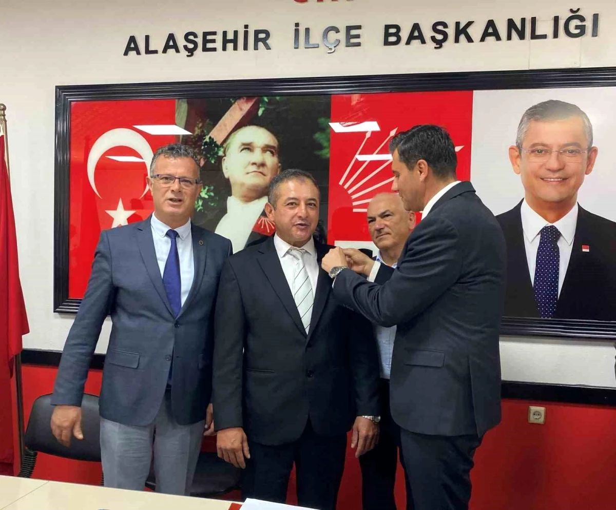 Alaşehir İYİ Parti İlçe Başkanı ve Yönetimi CHP\'ye Katıldı