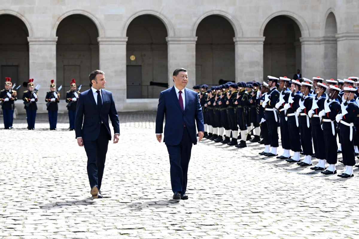Çin Cumhurbaşkanı Xi Jinping Paris\'te karşılandı