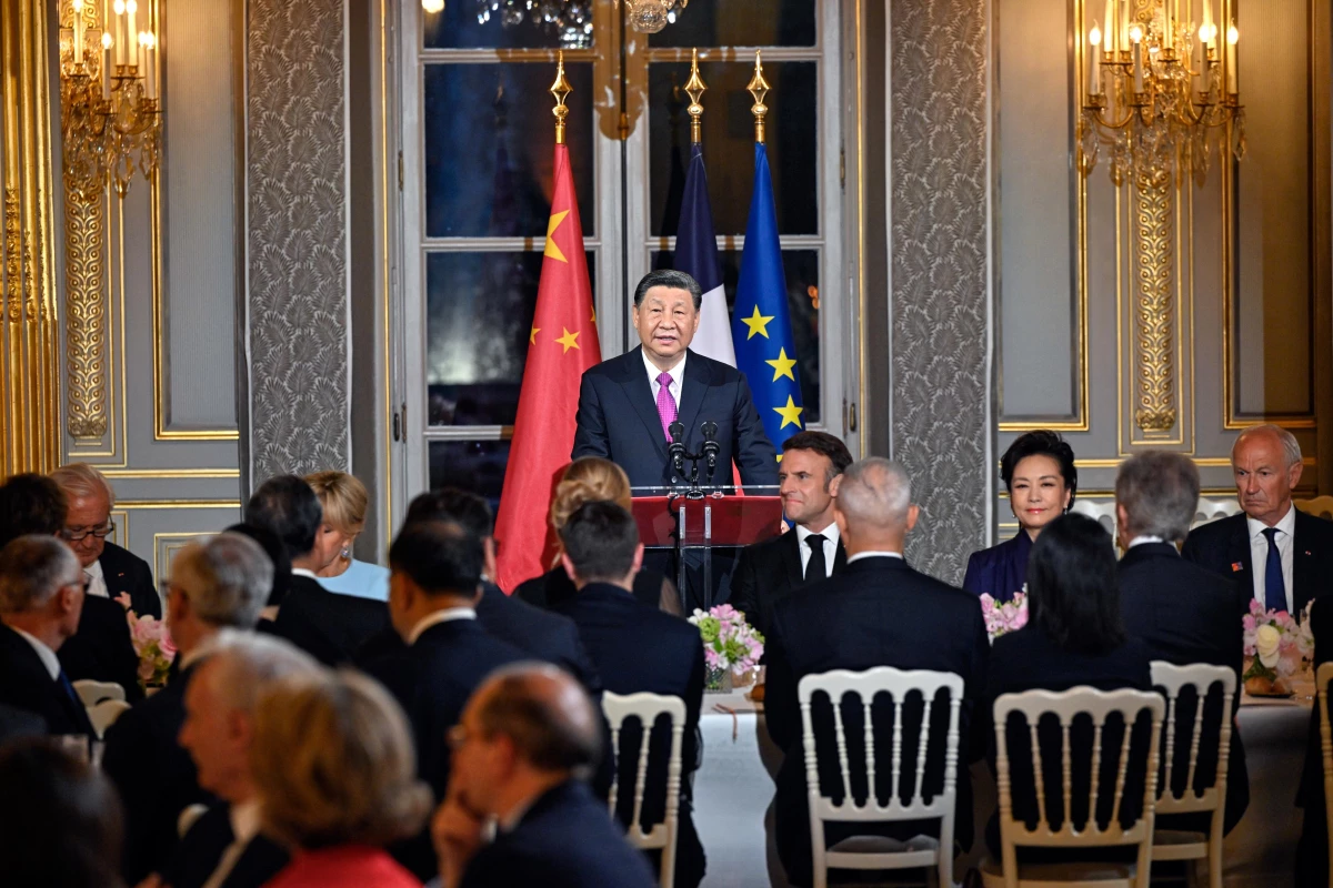 Macron, Xi Jinping ve Peng Liyuan için karşılama yemeği düzenledi