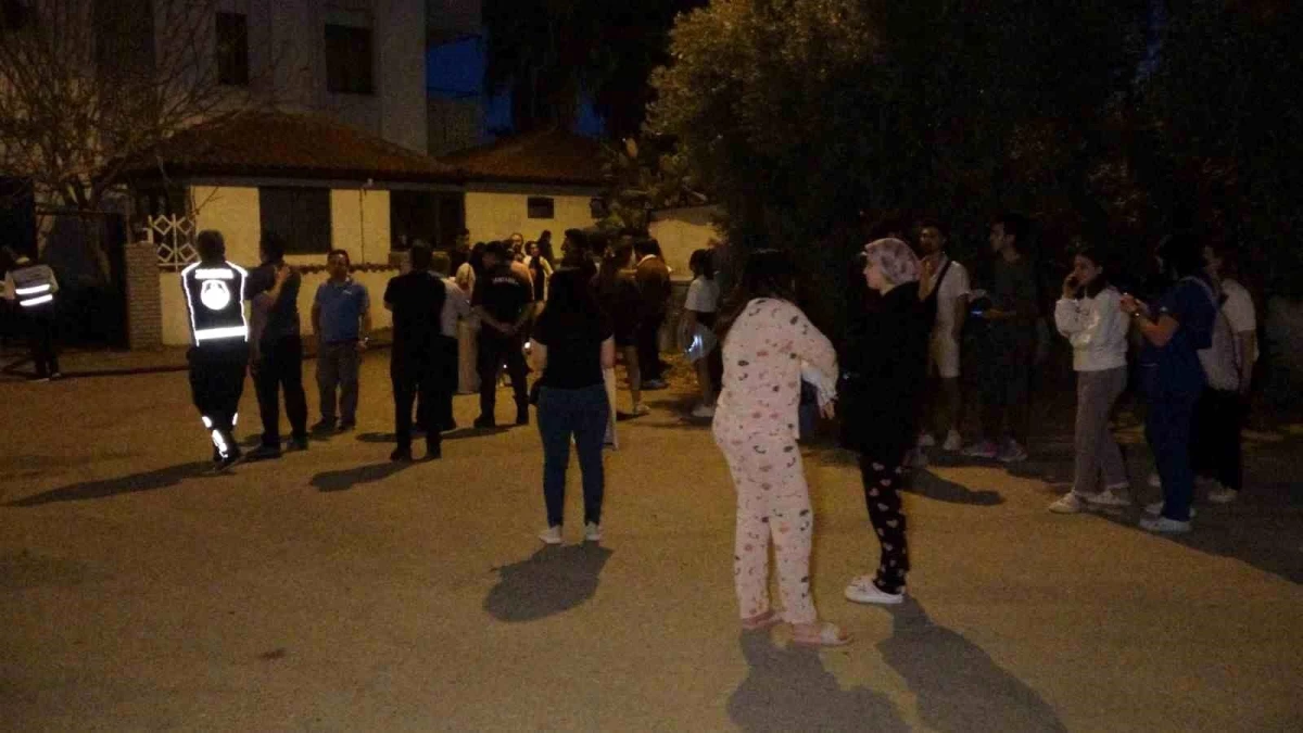 Antalya\'da Hastane Lojmanında Yangın: Personel Pijamalarla Sokağa Döküldü