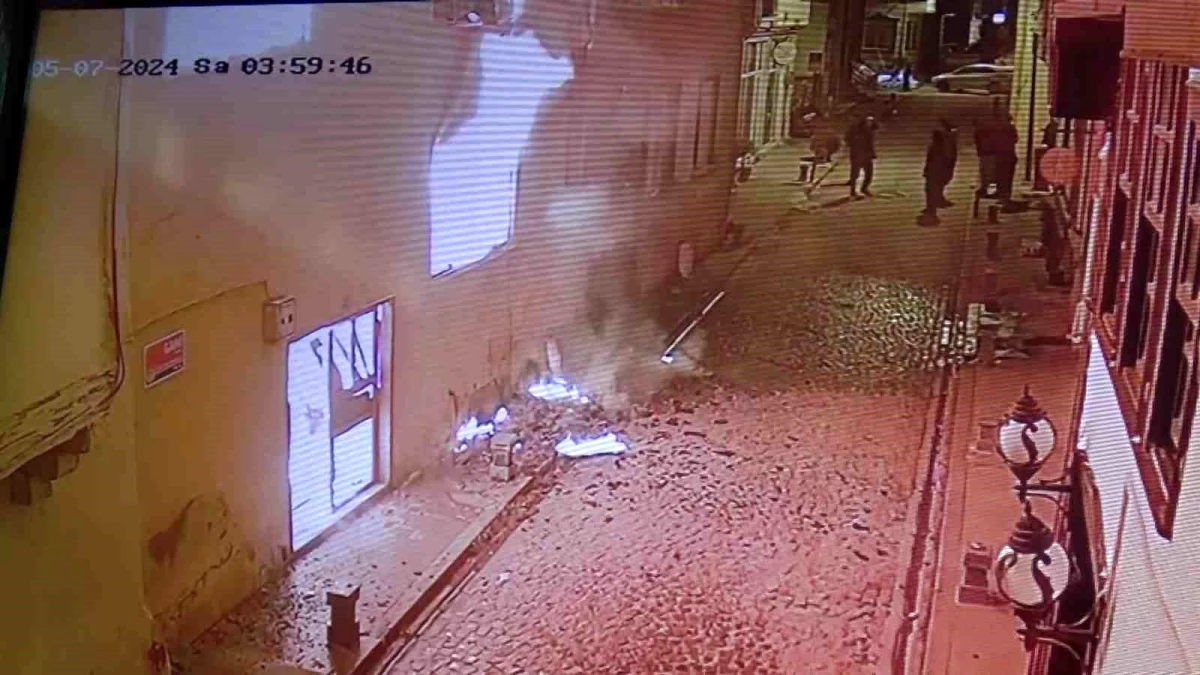 Amasya\'da tarihi konakta çıkan yangında patlama anı güvenlik kameralarına yansıdı