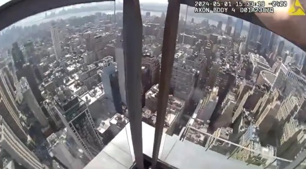 Amerika Birleşik Devletleri'nde 54 katlı gökdelenin çatısından atlamak isterken cam korkuluğa sıkışan kadın, polis tarafından kuratrıldı
