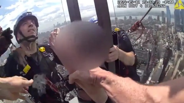 Amerika Birleşik Devletleri'nde 54 katlı gökdelenin çatısından atlamak isterken cam korkuluğa sıkışan kadın, polis tarafından kuratrıldı