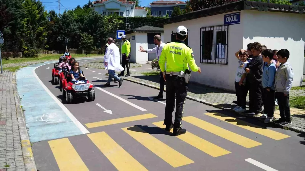 Arnavutköy\'de İlkokul Öğrencilerine Trafik Bilinci Eğitimi Verildi