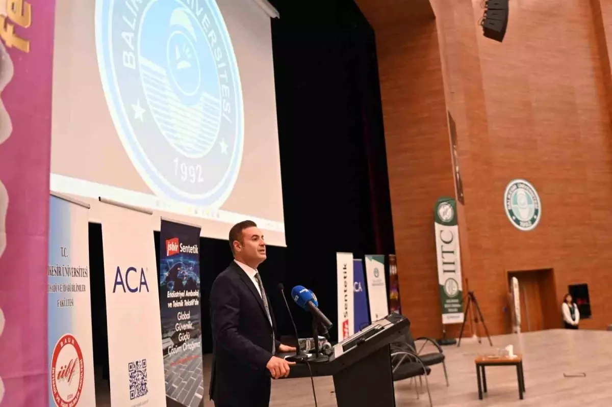 Balıkesir Üniversitesi ve Uluslararası Bilgi Teknolojileri Topluluğu tarafından düzenlenen \'Wowofest-Öğrenci İşi Kariyer Fuarı\' açıldı