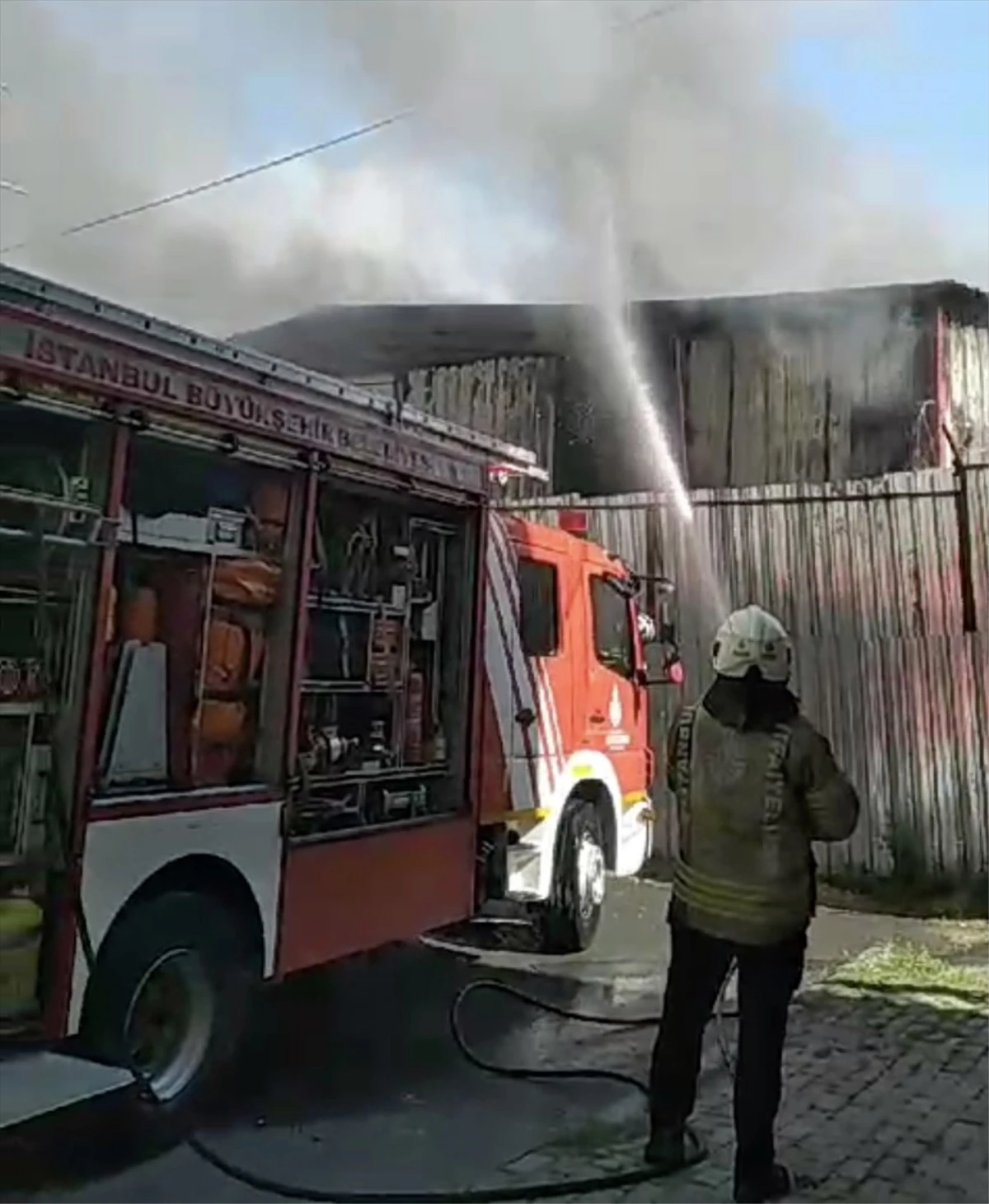 Başakşehir\'deki İnşaat Şantiyesinde Yangın Çıktı