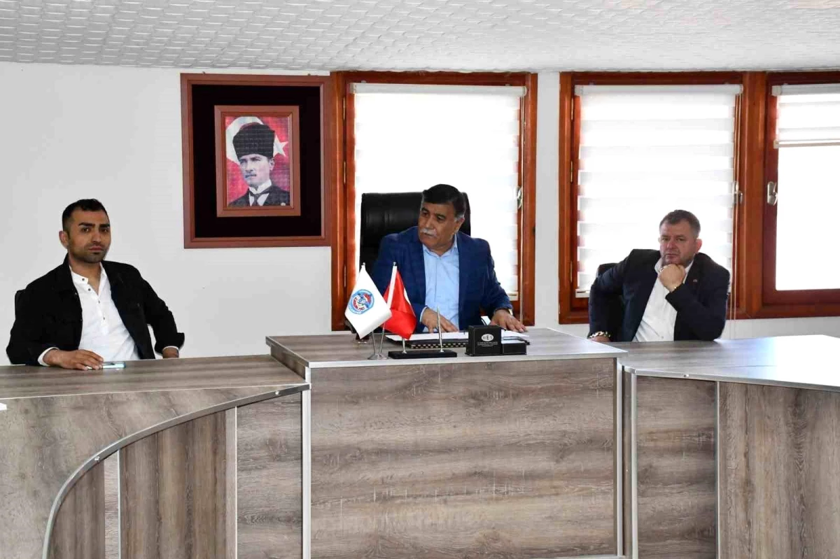 Emet Belediye Başkanı Mustafa Koca, birim müdürleriyle toplantı gerçekleştirdi
