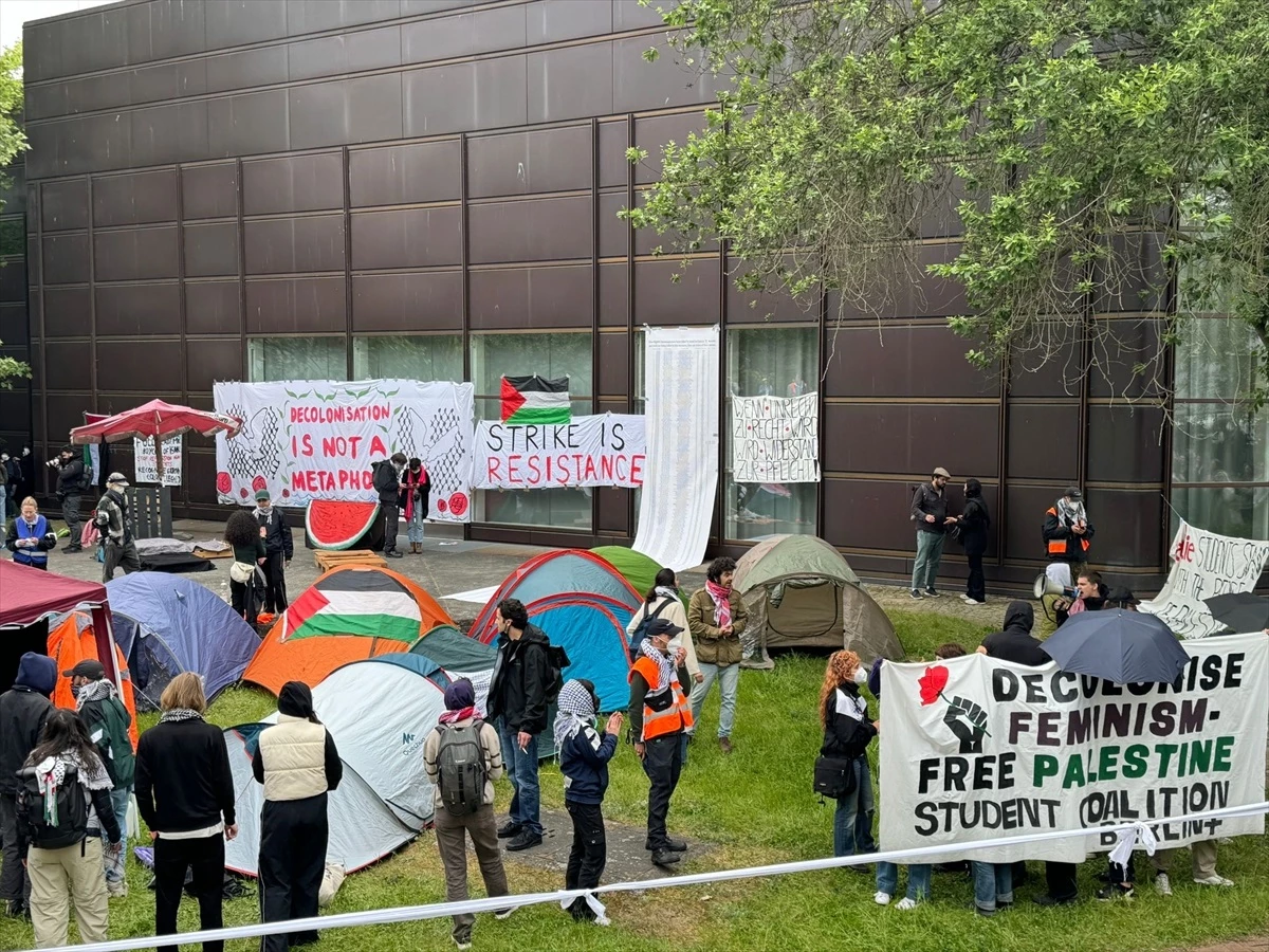 Berlin\'de Hür Üniversitesi öğrencileri Filistin\'e destek gösterisi düzenledi
