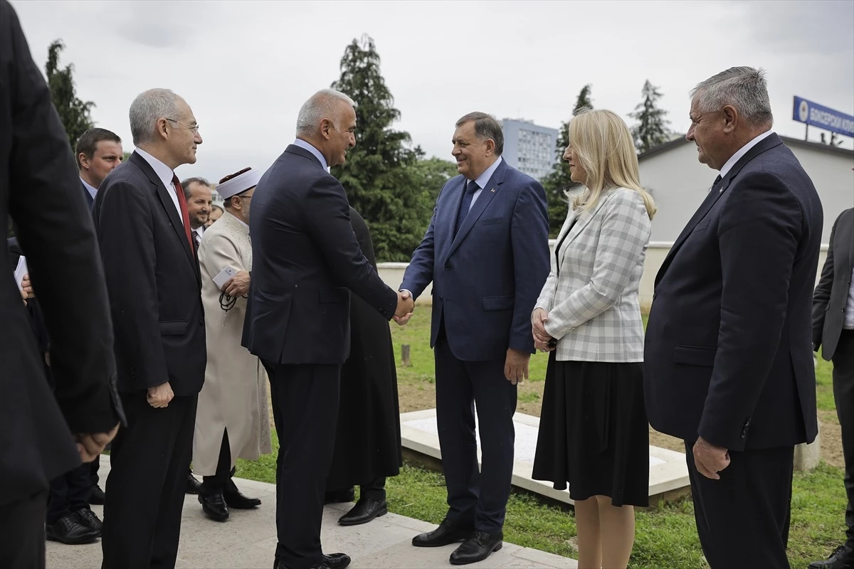 Bosna Hersek\'te Türkiye\'nin desteğiyle yeniden yapılan Arnaudiye Camisi törenle ibadete açıldı