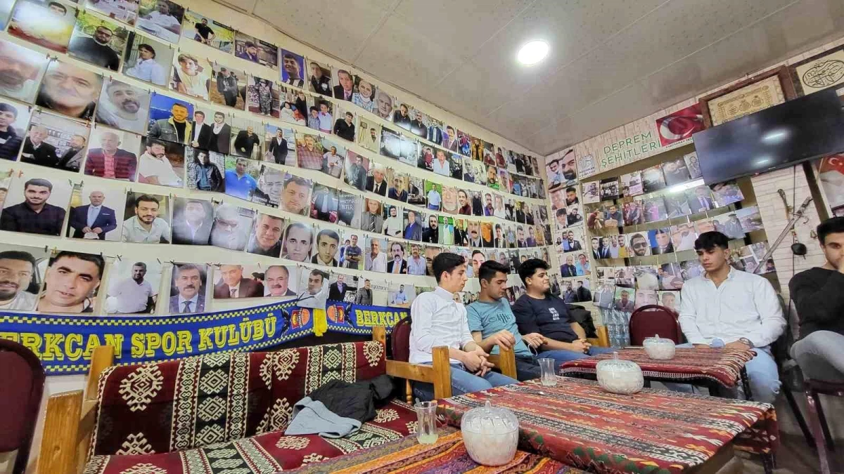 Adıyaman\'da bir çay ocağının duvarları deprem şehitlerinin fotoğraflarıyla kaplandı