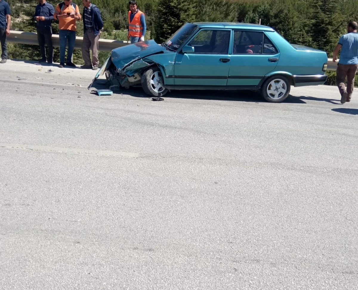 Burdur-Antalya kara yolunda kavşakta kaza: 1 yaralı