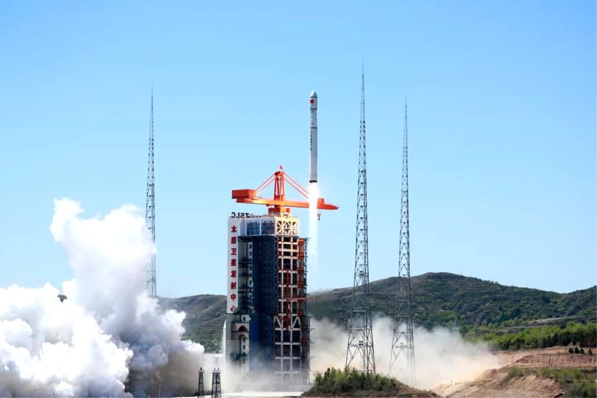 Çin, Uzun Yürüyüş-6C Roketiyle Dört Uyduyu Uzaya Gönderdi