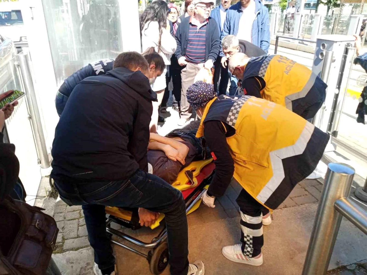 Eskişehir\'de tramvay durağında düşürdüğü telefonunu almak isterken kafasını demirlere çarparak bayılan adam hastaneye kaldırıldı