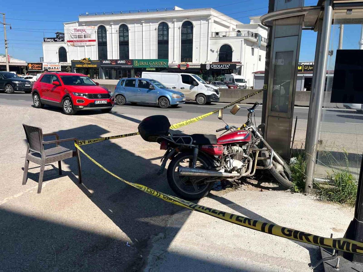 Kocaeli\'de cip ile motosiklet çarpıştı: 2 yaralı