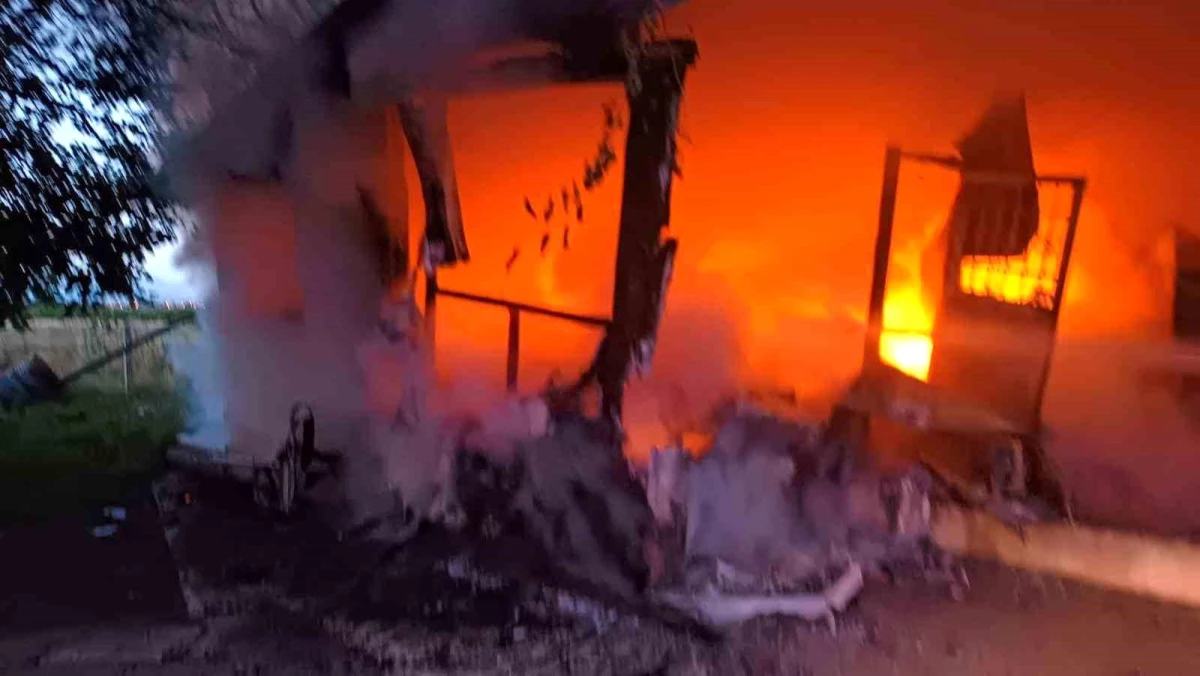 Erzin ilçesinde çıkan baraka yangını itfaiye ekipleri tarafından söndürüldü
