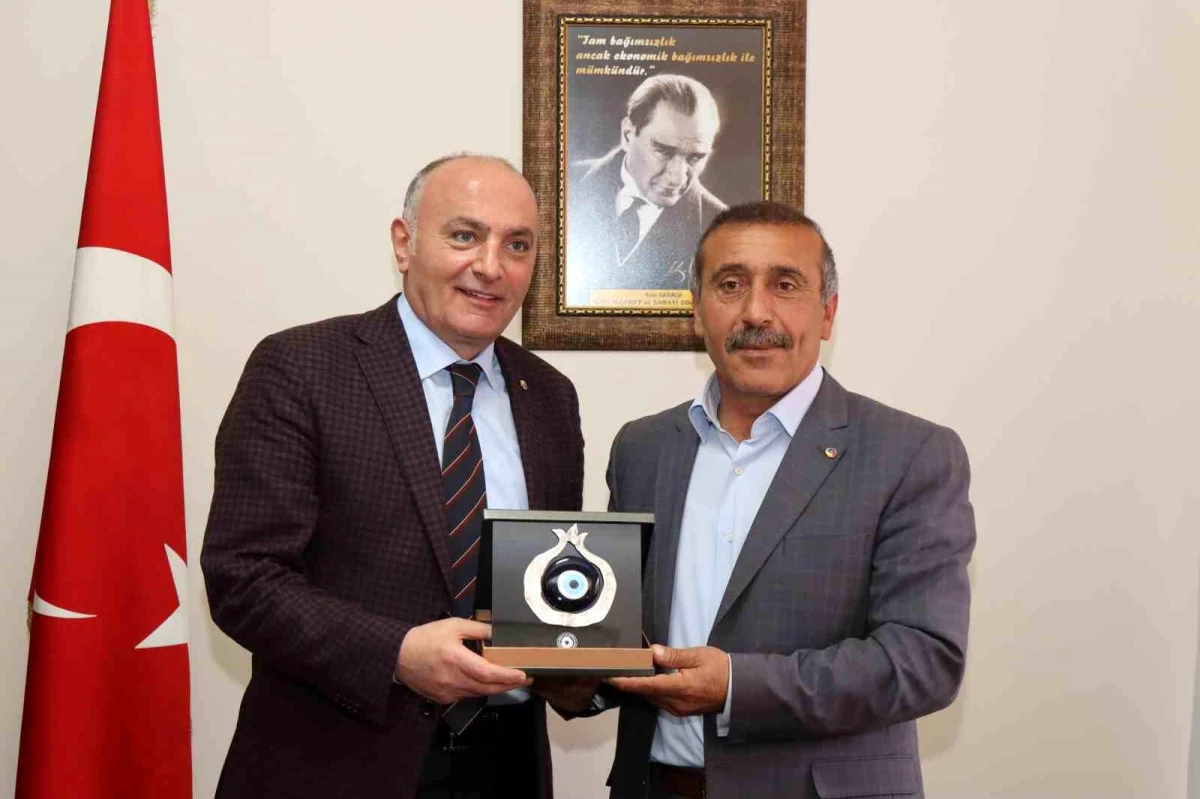 TOBB Başkanı Hisarcıklıoğlu, Oltu Ticaret ve Sanayi Odası Başkanı Karaca\'ya teşekkür plaketi verdi