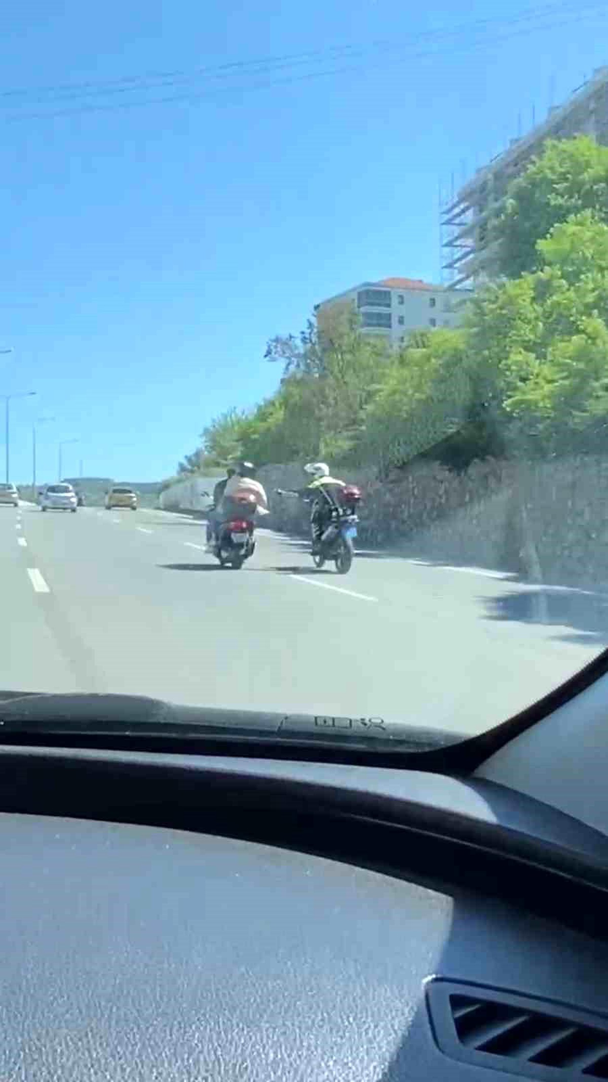Motosiklet Sürücüsü Polisten Kaçarak Trafiği Birbirine Kattı