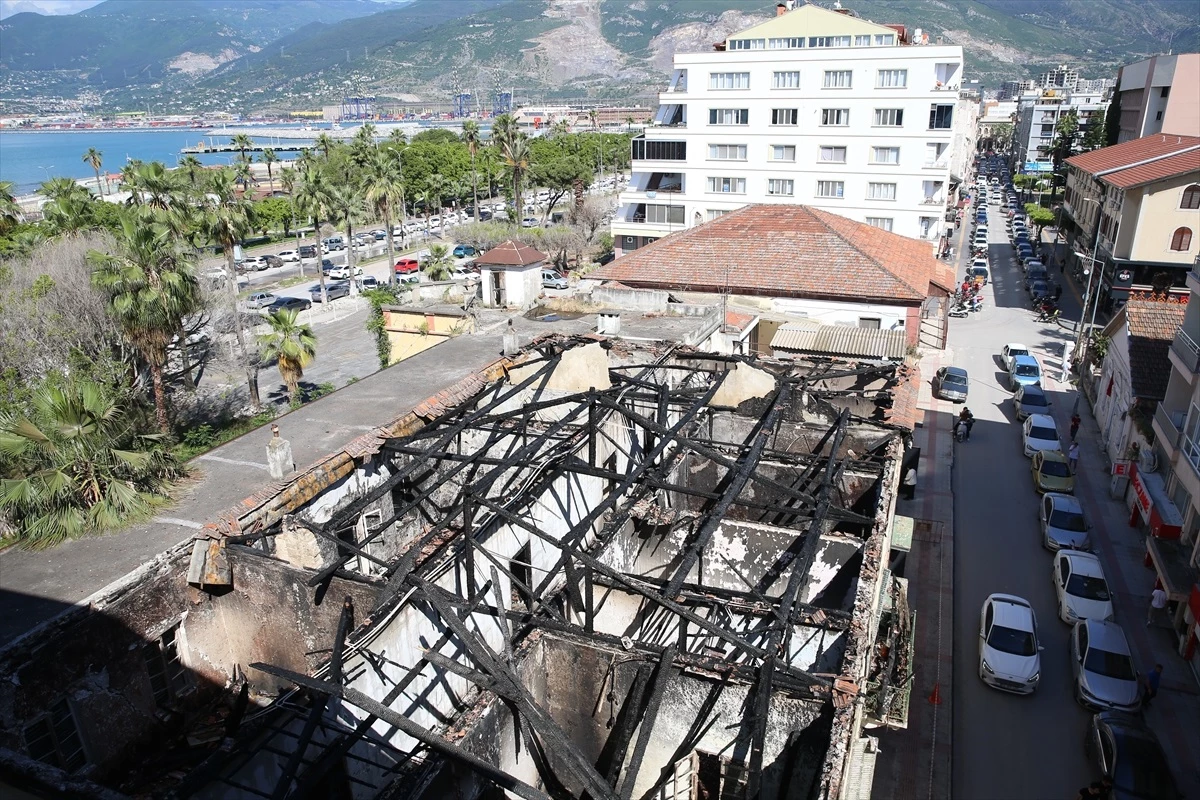 İskenderun\'da Metruk Binada Çıkan Yangına İlişkin 2 Şüpheli Gözaltına Alındı