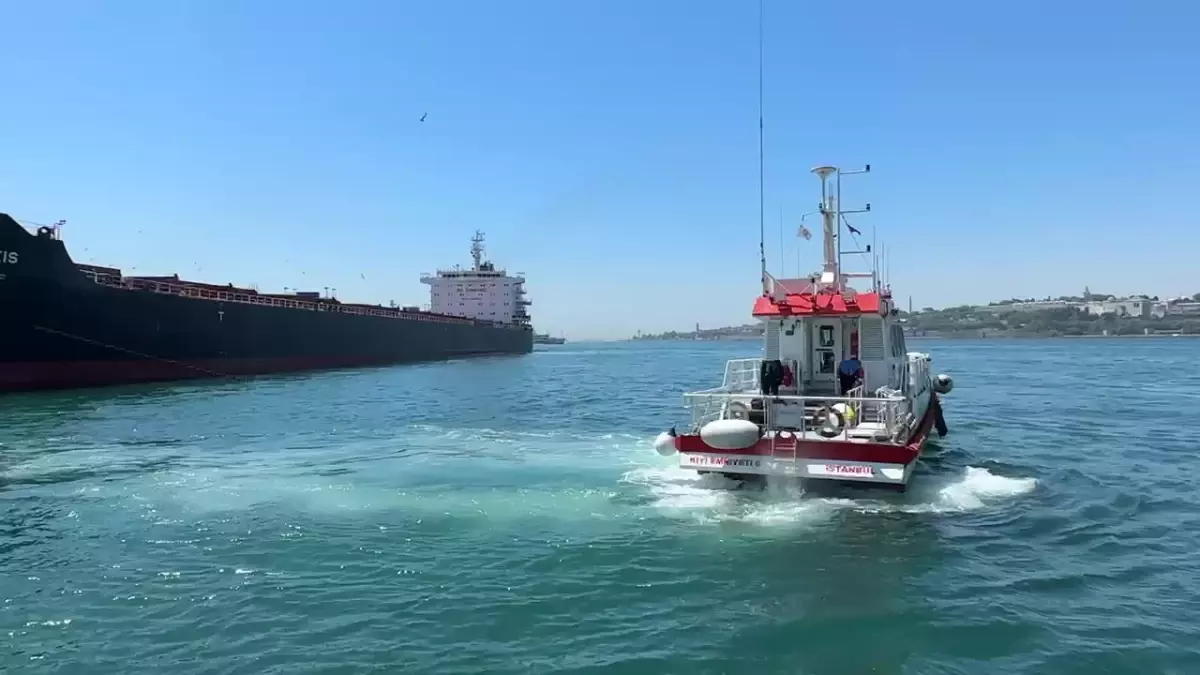 Haydarpaşa Mendireği Açıklarında Makine Arızası Sonucu Demir Atan Gemi Kurtarıldı