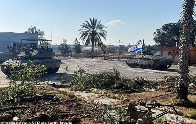 İsrail ordusuna ait bir zırhlı araç, sınır kapısındaki 'Gazze'yi Seviyorum' tabelasını yerle bir etti